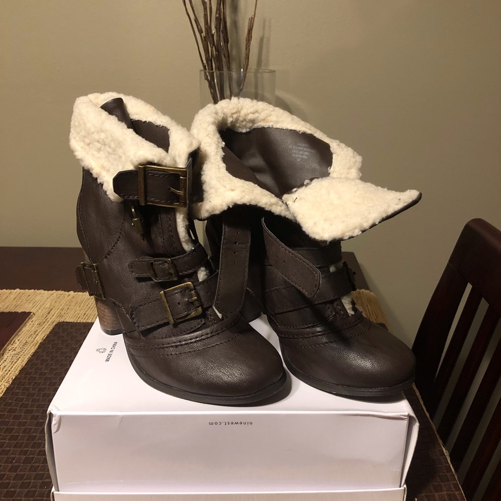 GUESS WOMEN'S FLECE ANKLE BOOTIES - Picture 3 of 6